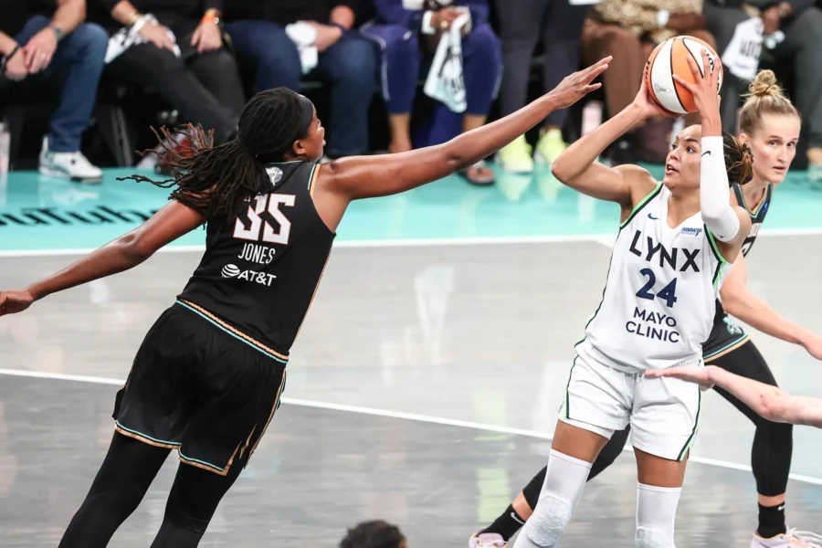 Napheesa Collier tirando a canasta delante de Jonquel Jones