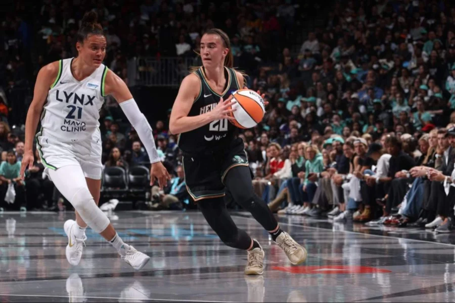 McBride (Lynx) y Sabrina Ionescu (Liberty)