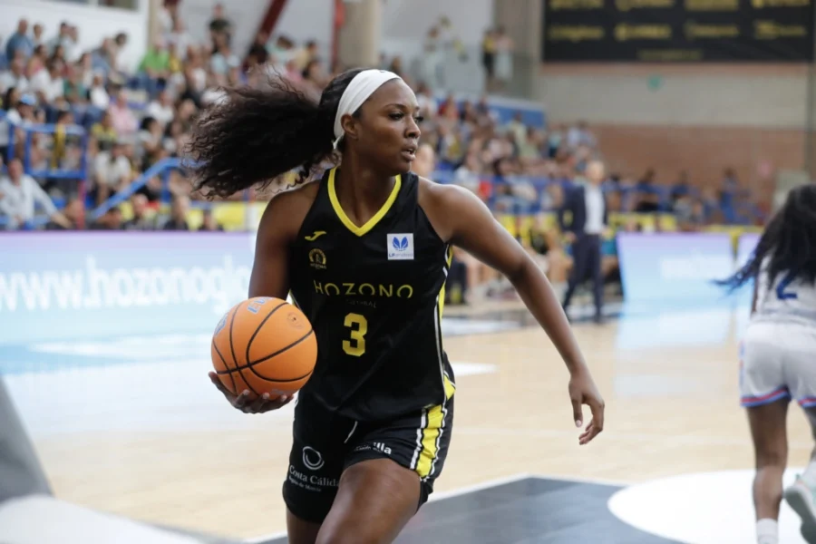 Chelsea Nelson con el balón