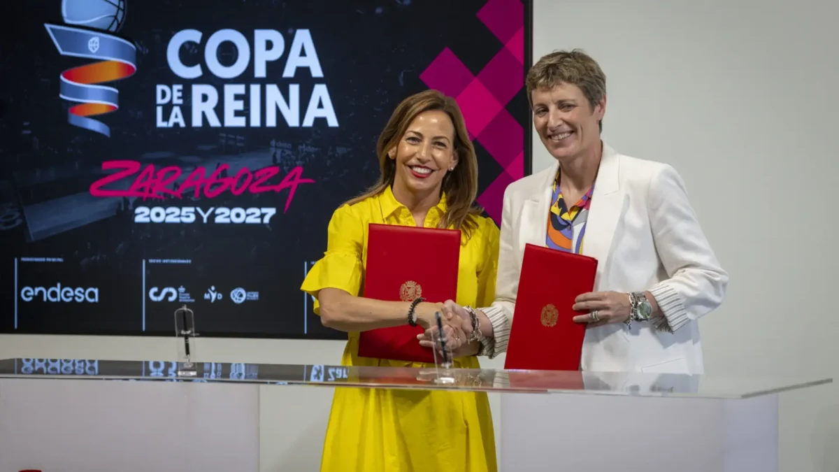 Copa de la Reina 2025: Zaragoza se prepara para un evento histórico del baloncesto femenino 2 Natalia Chueca y Elisa Aguilar después de la firma