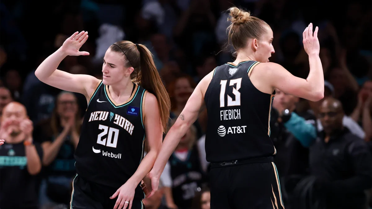 New York Liberty empata la serie de las Finales WNBA 2024 2 Sabrina Ionescu y Leo Fiebich durante el partido