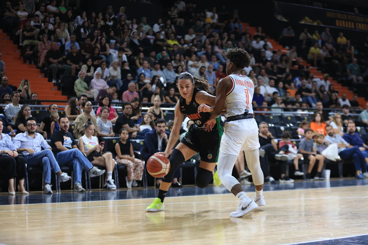 CBK Mersin se impone a Zabiny Brno en un duelo de alto nivel 1 Yvonne Anderson defendiendo una jugada