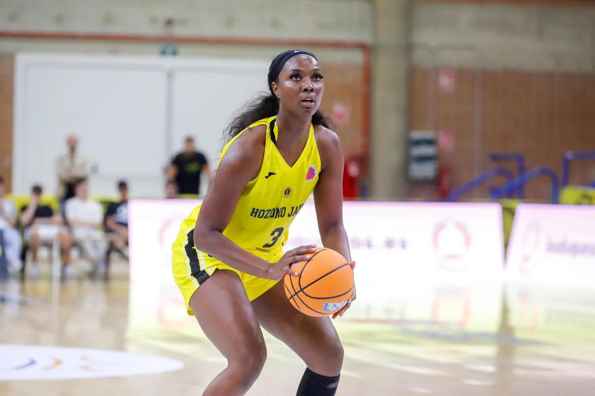 Hozono Global Jairis aplasta en su estreno en EuroCup 1 Chelsea Nelson lanzando un tiro libre