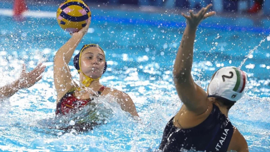 Elena Ruiz, en un partido de Waterpolo durante las olimpiadas